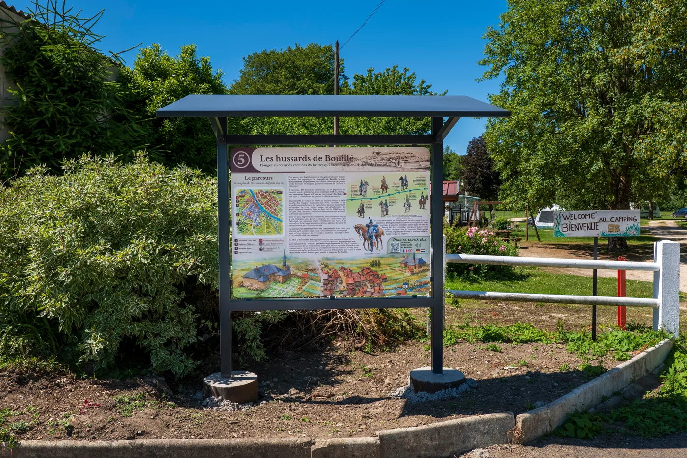 Panneau ExploGuide « Les hussards de Bouillé » installé à l'entrée d'un camping à Varennes-en-Argonne