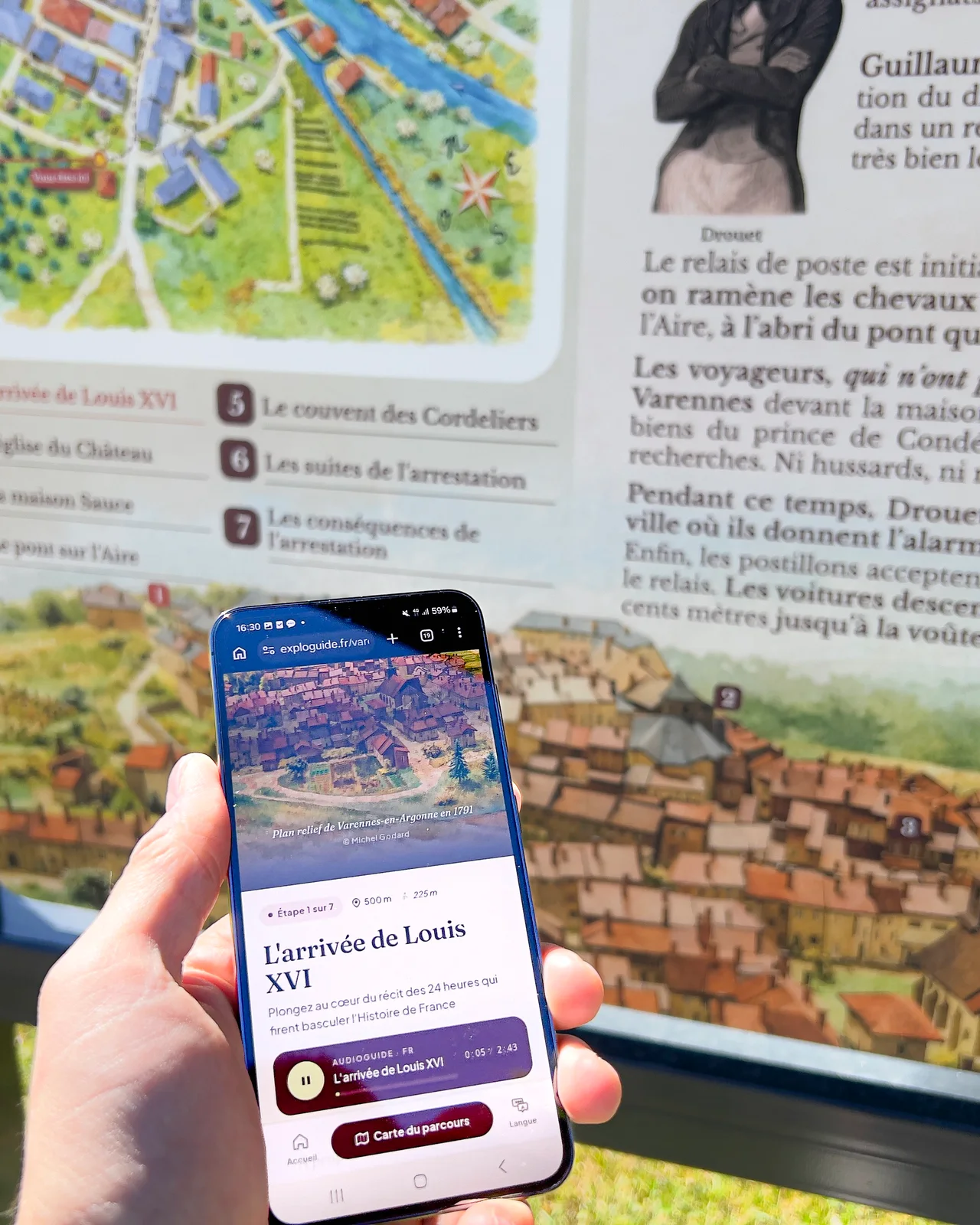 Un visiteur scanne le QR code d'un panneau ExploGuide à Varennes-en-Argonne et accède à l'audioguide sur son smartphone